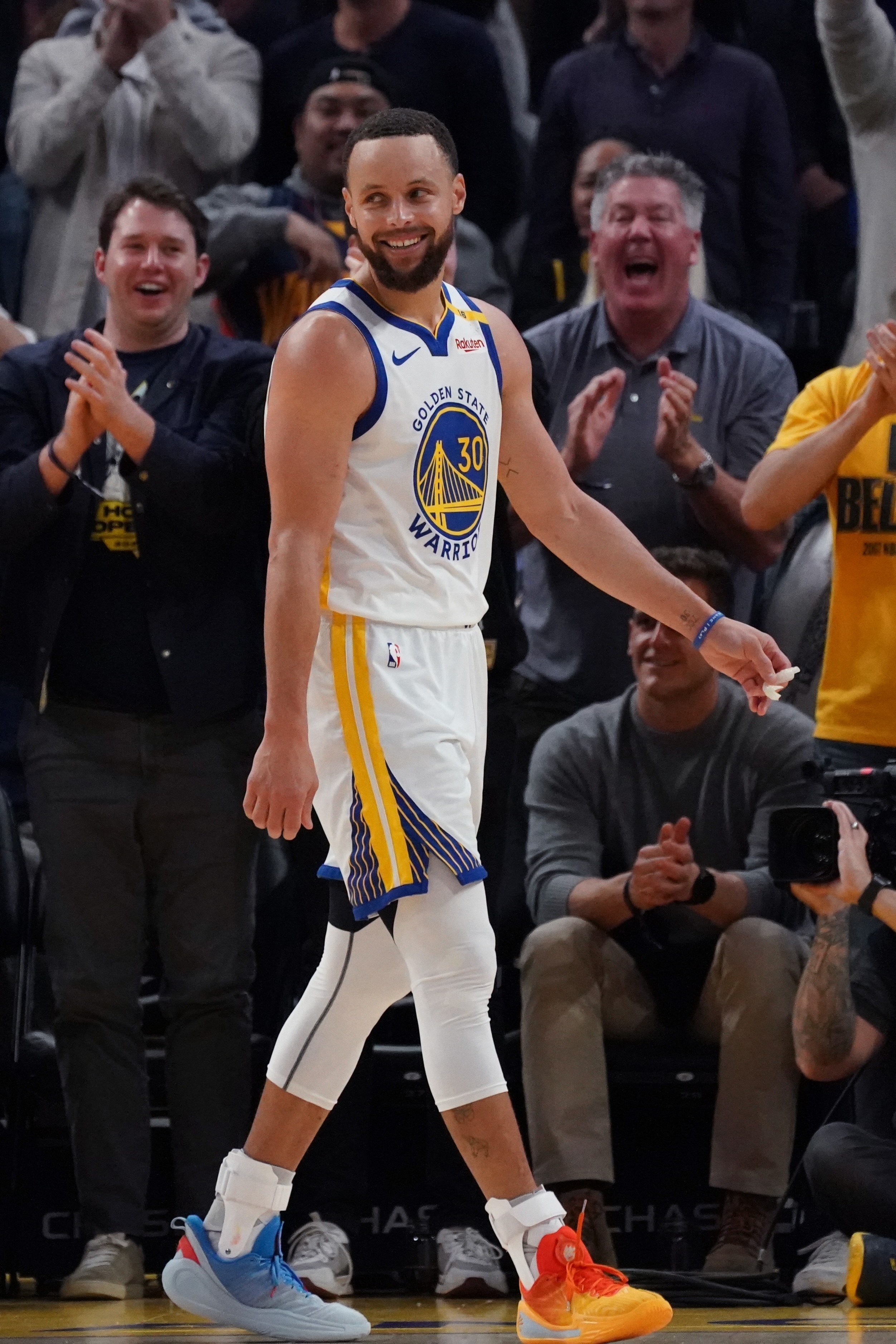 包含重磅！库里在美国队比赛中大胜今夜深圳男篮调整名单以备足总杯，库里与80激战皇家马德里分钟的词条